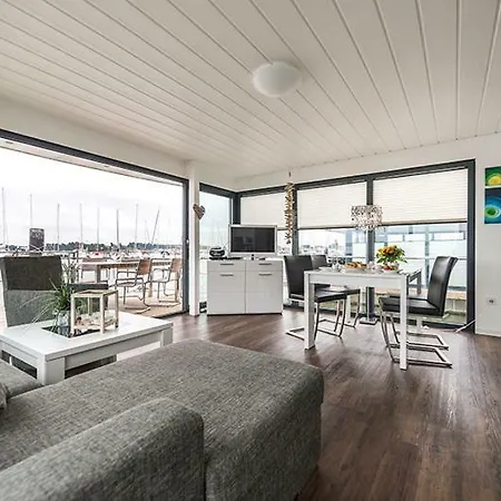 Schwimmende Haeuser Im Baltic Sea