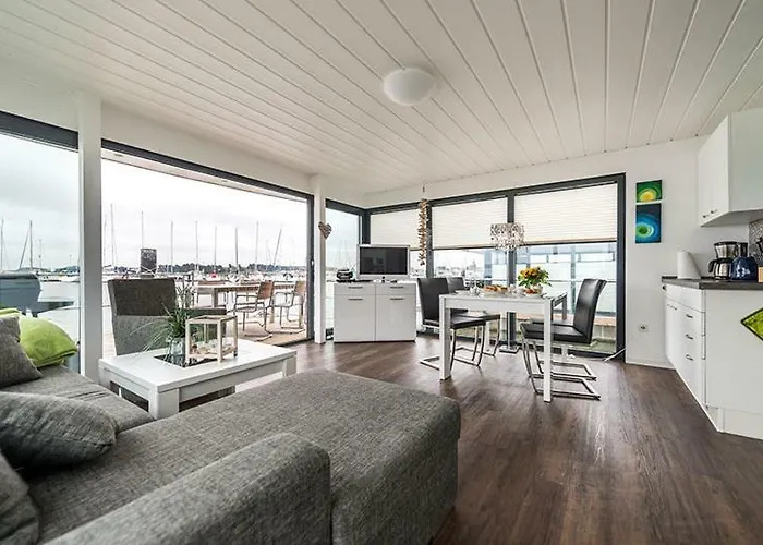 Schwimmende Haeuser Im Baltic Sea